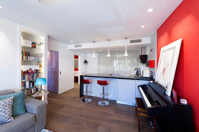 Ispirazione per una piccola sala da pranzo aperta verso il soggiorno minimal con pareti rosse e parquet scuro