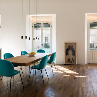 Imagen de comedor contemporáneo, abierto, con paredes blancas, suelo de madera oscura y suelo marrón