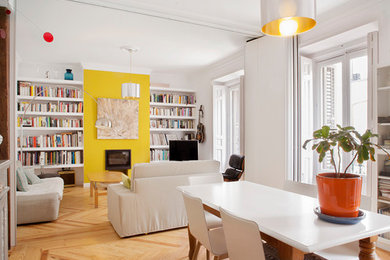 Foto de comedor contemporáneo de tamaño medio abierto con paredes blancas, suelo de madera en tonos medios y suelo marrón