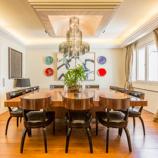 Diseño de comedor clásico renovado, grande, cerrado, con paredes blancas, suelo de madera en tonos medios y suelo marrón