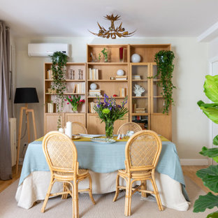 Modelo de comedor ecléctico con paredes blancas, suelo de madera en tonos medios y suelo marrón
