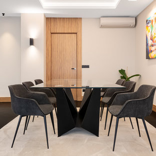 Diseño de comedor actual con paredes blancas y suelo negro