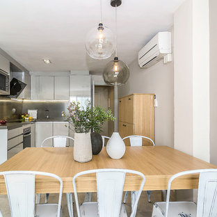 Ejemplo de comedor de cocina costero con paredes blancas y suelo beige
