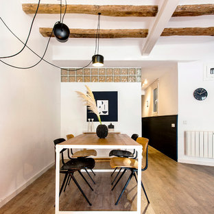 Foto de comedor contemporáneo, abierto, sin chimenea, con paredes blancas y suelo de madera clara