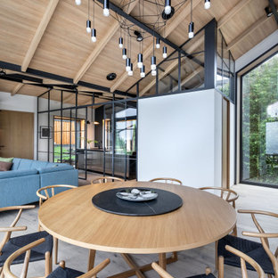 Diseño de comedor madera, exótico, de tamaño medio, abierto, con paredes blancas, suelo de madera clara y suelo beige