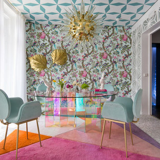 Imagen de comedor bohemio con paredes verdes y suelo blanco