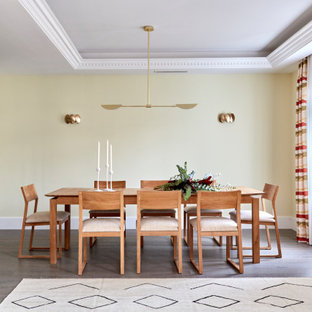 Ejemplo de comedor tradicional renovado con paredes beige, suelo de madera oscura y suelo marrón