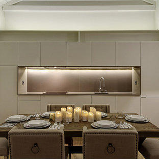 Modelo de comedor de cocina contemporáneo, de tamaño medio, con paredes blancas, suelo de madera en tonos medios y suelo beige