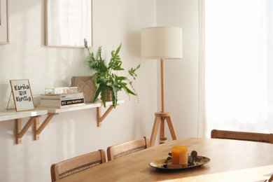 Ejemplo de comedor romántico de tamaño medio abierto con paredes blancas, suelo de madera clara, suelo marrón, bandeja y boiserie