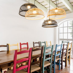 Foto de comedor mediterráneo con paredes blancas, suelo de baldosas de terracota y suelo naranja