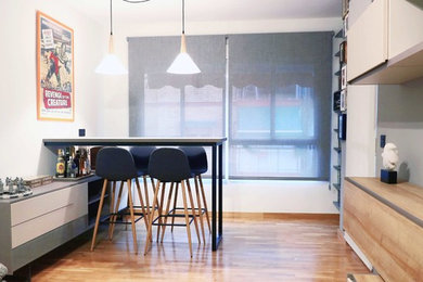 Diseño de comedor moderno de tamaño medio con paredes grises y suelo de madera en tonos medios