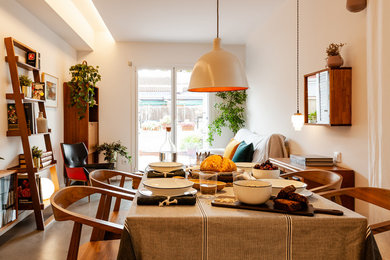 На фото: маленькая кухня-столовая в скандинавском стиле с белыми стенами, бетонным полом и серым полом для на участке и в саду с