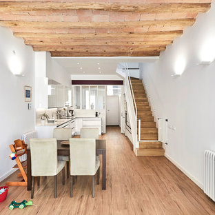 Diseño de comedor de cocina mediterráneo, grande, sin chimenea, con paredes blancas, suelo de madera en tonos medios y suelo marrón