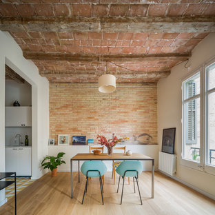 Diseño de comedor industrial, de tamaño medio, abierto, sin chimenea, con suelo de madera en tonos medios y paredes multicolor