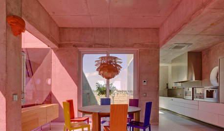 Houzz Испания: Дом у моря с цветным стеклом и яркими полами