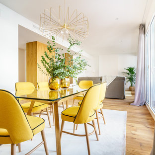 Diseño de comedor actual, de tamaño medio, abierto, con paredes blancas, suelo de madera en tonos medios y suelo marrón