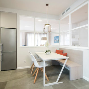 Imagen de comedor de cocina contemporáneo, de tamaño medio, con suelo de baldosas de cerámica, suelo gris y paredes blancas