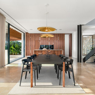 Modelo de comedor de cocina actual, extra grande, con paredes blancas y suelo beige