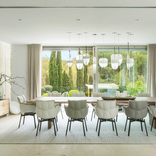 Diseño de comedor contemporáneo con paredes blancas y suelo beige