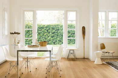 Diseño de comedor escandinavo de tamaño medio abierto sin chimenea con paredes blancas y suelo de madera en tonos medios