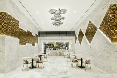 Diseño de comedor mediterráneo con paredes blancas, suelo de mármol y suelo blanco