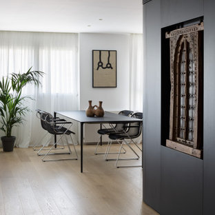 Foto de comedor actual, grande, abierto, con paredes negras, suelo de madera en tonos medios y suelo marrón