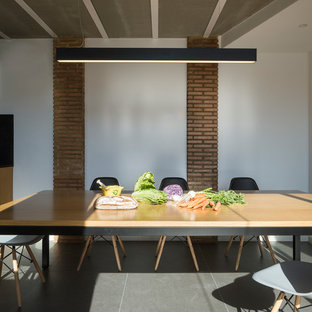 Imagen de comedor urbano con paredes blancas y suelo gris