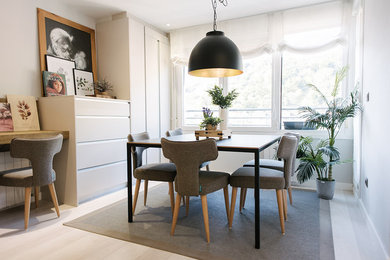 Стильный дизайн: столовая в стиле модернизм с серыми стенами и светлым паркетным полом - последний тренд
