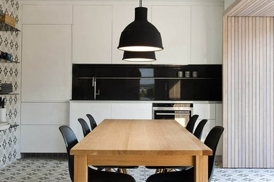 Inspiration för ett mellanstort funkis kök med matplats, med vita väggar och klinkergolv i keramik