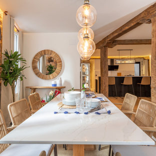 Imagen de comedor ladrillo, costero, grande, abierto y ladrillo, con paredes blancas, suelo beige y ladrillo