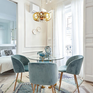 Diseño de comedor contemporáneo con paredes blancas y suelo beige