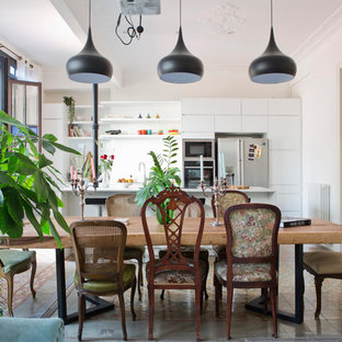 Ispirazione per una sala da pranzo aperta verso la cucina boho chic con pareti bianche