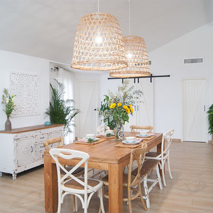 Imagen de comedor mediterráneo, abierto, con suelo de baldosas de porcelana, suelo beige y paredes blancas