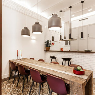 Imagen de comedor de cocina mediterráneo, grande, con paredes blancas, suelo de baldosas de cerámica y suelo multicolor
