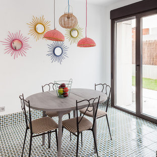 Diseño de comedor bohemio con paredes blancas, suelo de baldosas de cerámica y suelo multicolor
