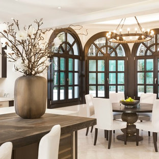 Foto de comedor de cocina clásico renovado, extra grande, con paredes beige y suelo beige