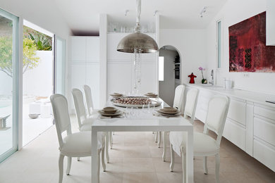 Imagen de comedor de cocina mediterráneo grande sin chimenea con paredes blancas, suelo de travertino y suelo beige