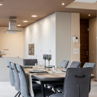 Diseño de comedor de cocina actual, de tamaño medio, con paredes beige y suelo gris