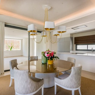 Modelo de comedor de cocina mediterráneo con paredes beige y suelo beige