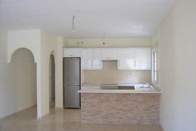 Ejemplo de comedor de cocina moderno de tamaño medio con paredes beige y suelo de baldosas de cerámica