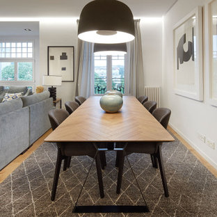Diseño de comedor actual, de tamaño medio, abierto, con paredes blancas y suelo beige