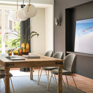 Diseño de comedor contemporáneo, de tamaño medio, con suelo de madera en tonos medios, suelo marrón y paredes grises