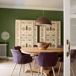 Esempio di una sala da pranzo mediterranea chiusa e di medie dimensioni con pareti verdi, parquet chiaro e nessun camino