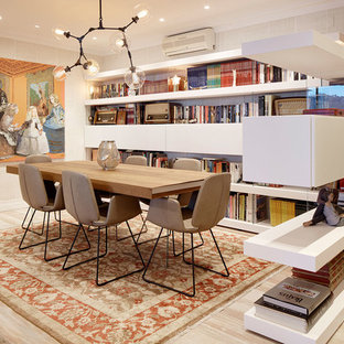 Imagen de comedor actual, abierto, con suelo de madera clara, paredes beige y suelo beige