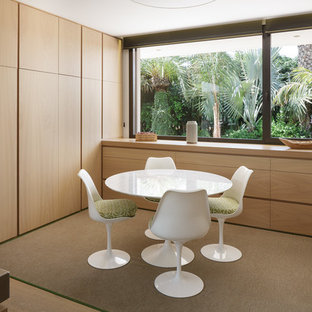 Ejemplo de comedor contemporáneo, cerrado, con paredes blancas, suelo de madera clara y suelo beige