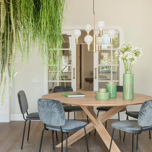 Imagen de comedor romántico, sin chimenea, con suelo de madera en tonos medios y paredes beige