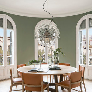 Diseño de comedor de cocina mediterráneo, de tamaño medio, con paredes verdes, suelo de madera en tonos medios, marco de chimenea de ladrillo y suelo beige