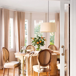 Diseño de comedor romántico, grande, cerrado, sin chimenea, con paredes beige y suelo de madera en tonos medios