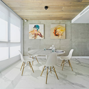 Diseño de comedor actual, de tamaño medio, abierto, con paredes grises, suelo de mármol y suelo blanco