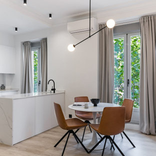 Ejemplo de comedor de cocina contemporáneo, pequeño, con paredes blancas, suelo de madera clara y suelo beige